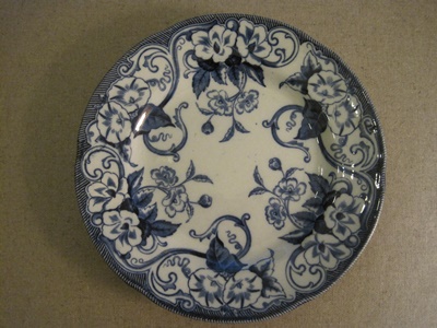 Assiette en faience fine de Creil