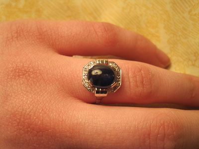 Bague en platine orne d'un saphir en cabochon