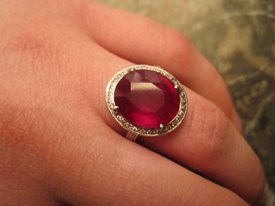 Bague orne d'un rubis de 8,13 carats