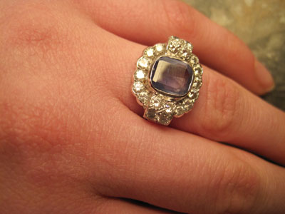 Bague orne d'un saphir dans un coussin de brillants