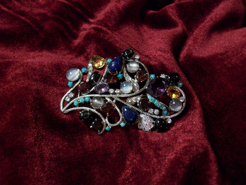 Broche en mtal sertie de pierres fines