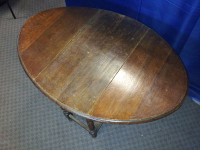 Table ovale en chne pliable style Louis XIII